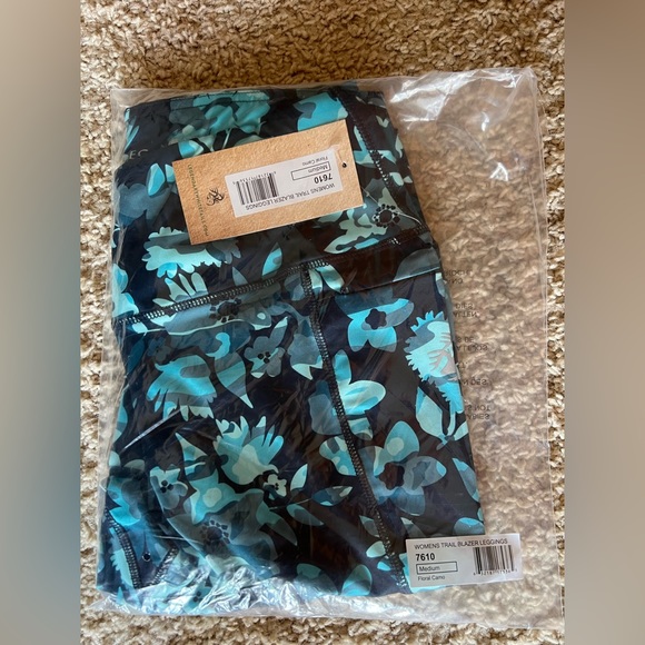 Legendary Whitetails Women’s Trail Blazer Leggings - Flower Camo- Size Medium - Picture 8 of 9